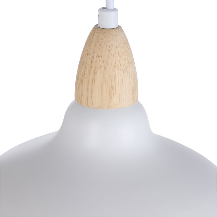 https://cdn.shopify.com/s/files/1/0575/0731/5784/files/hvid-pendel-o24-med-matte-traedetaljer-stilrent-design-til-moderne-interior-ideel-til-stue-og-kokken--6.jpg?v=1750121069