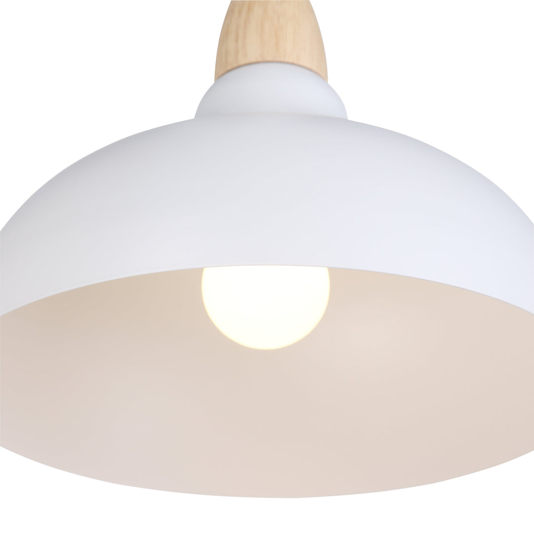https://cdn.shopify.com/s/files/1/0575/0731/5784/files/hvid-pendel-o24-med-matte-traedetaljer-stilrent-design-til-moderne-interior-ideel-til-stue-og-kokken--7.jpg?v=1750121072