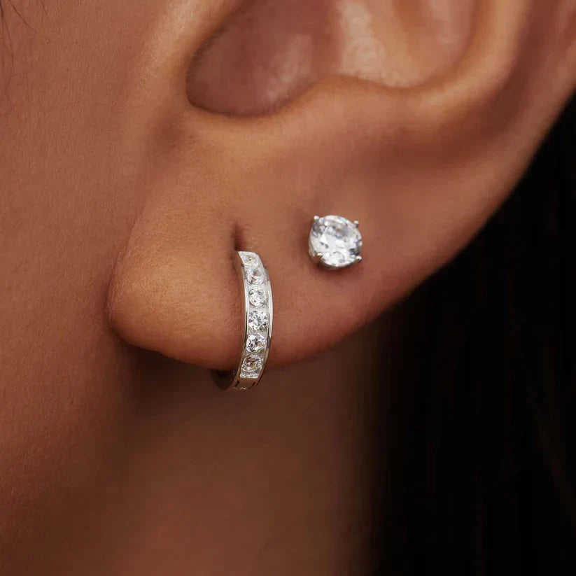 Elegante øreringe i hvidguld med funklende sten