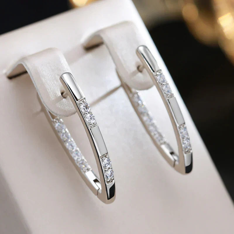 Elegante øreringe i hvidguld med funklende zirkonia