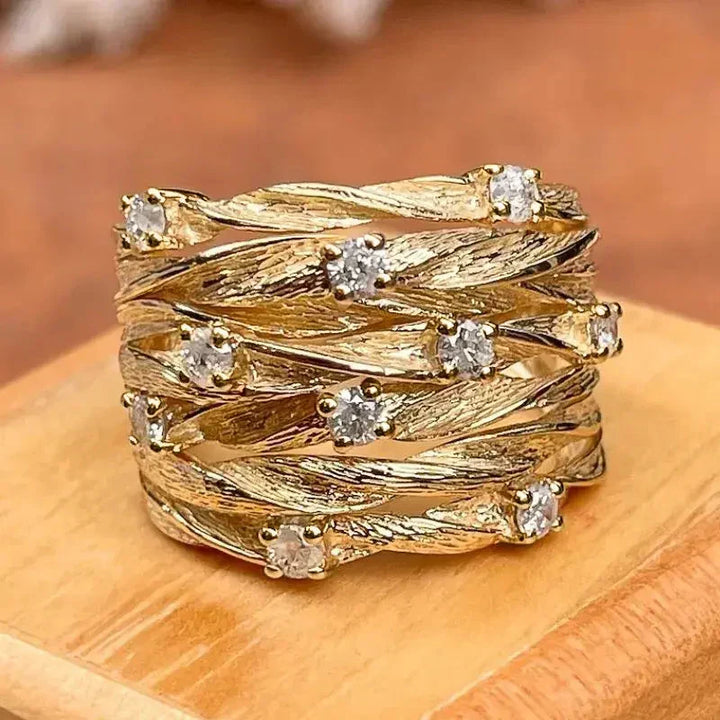 Elegant guldring med raffinerede detaljer