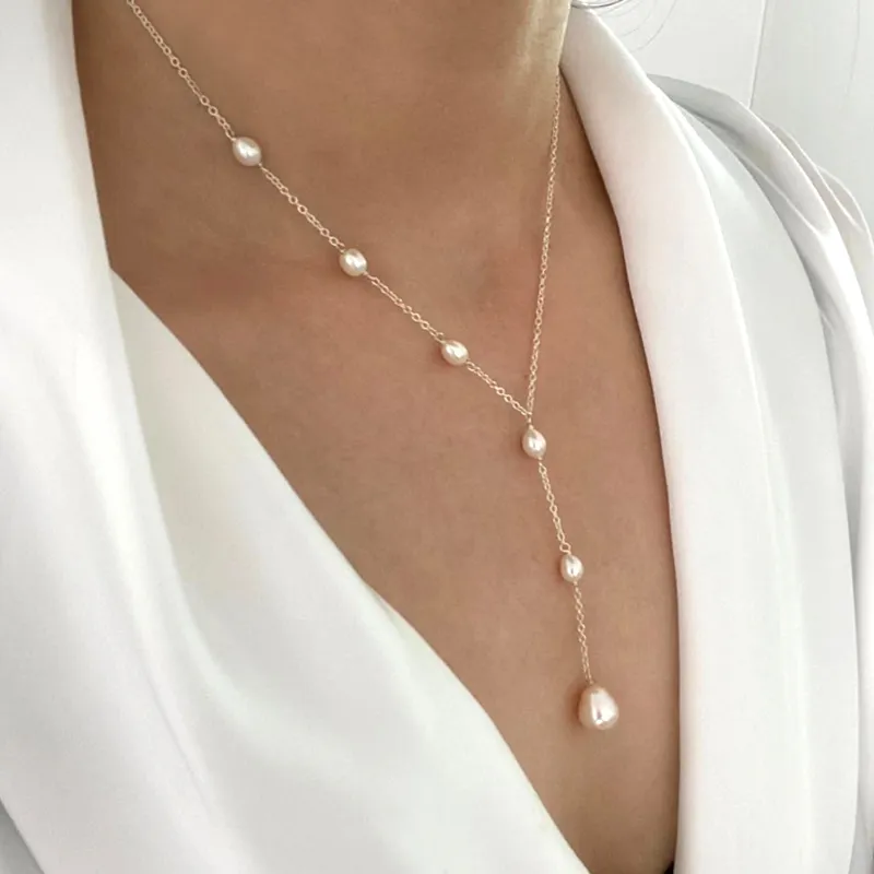 Elegant sølvhalskæde med vintagevedhæng
