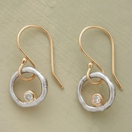 Elegante øreringe i guld og sølv med et raffineret design