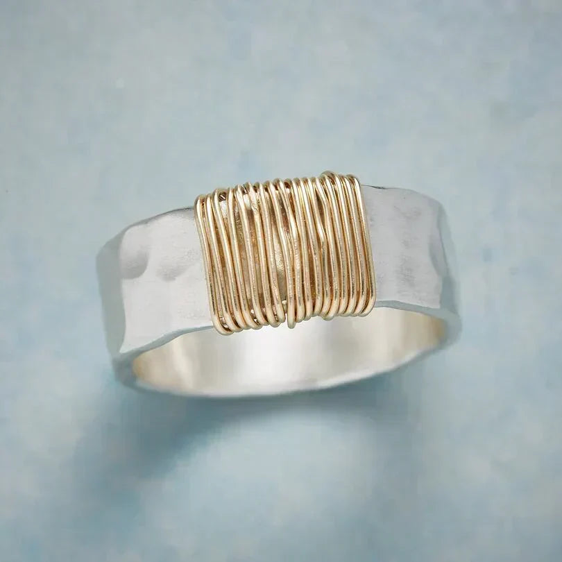 Elegant guldring med raffineret trådstruktur