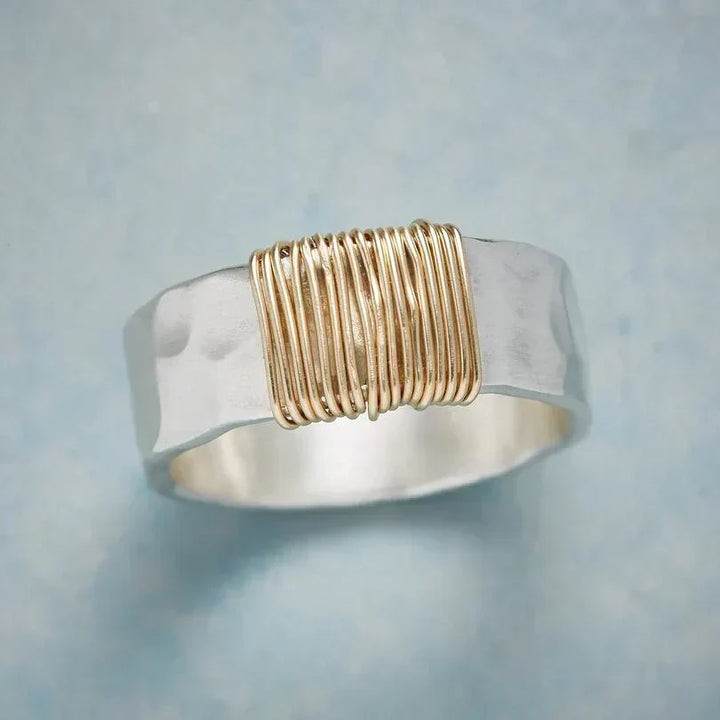 Elegant guldring med raffineret trådstruktur