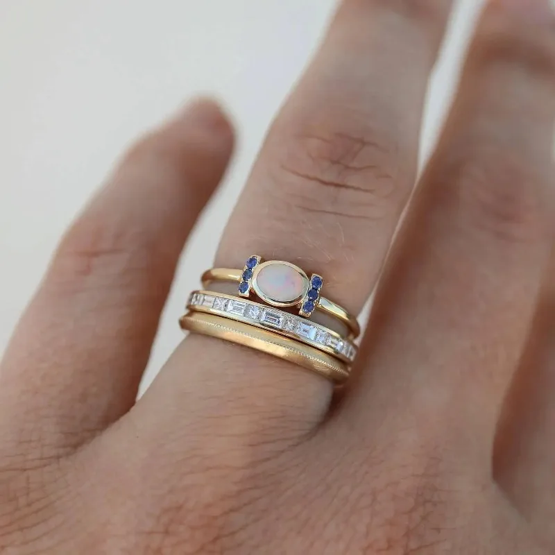 Elegant guld-opalringsæt med raffinerede detaljer