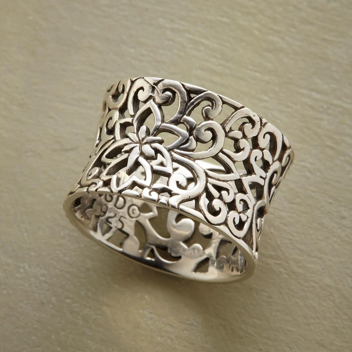 Elegant hul sølvring med raffinerede detaljer
