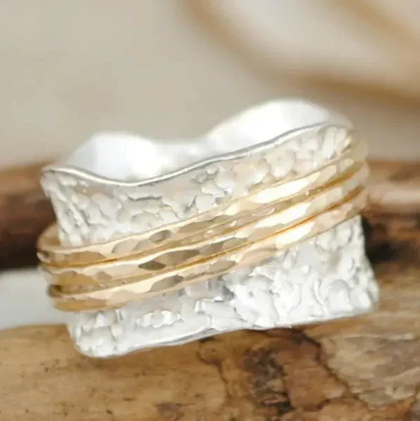 Elegant tynd ring i guld og sølv med raffineret design