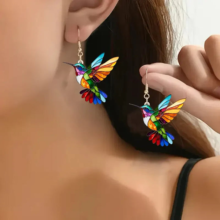 Elegante øreringe i hvidguld med farverig kolibri