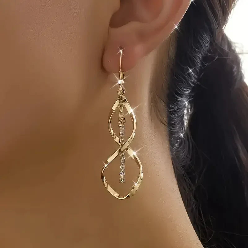 Spiraløreringe i guld med et elegant design