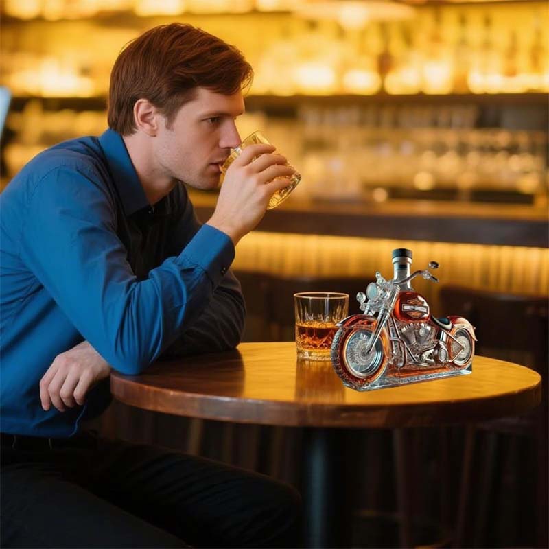 Whiskykaraffel formet som en Harley-motorcykel til hjemmebaren