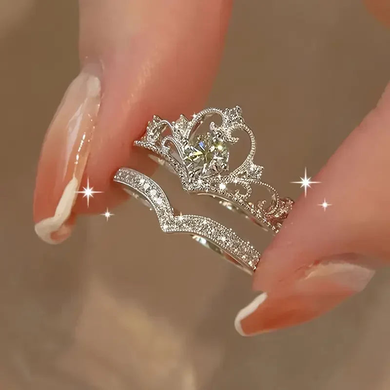 Elegant sølvringsæt med skinnende krone