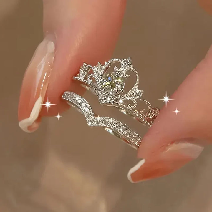 Elegant sølvringsæt med skinnende krone