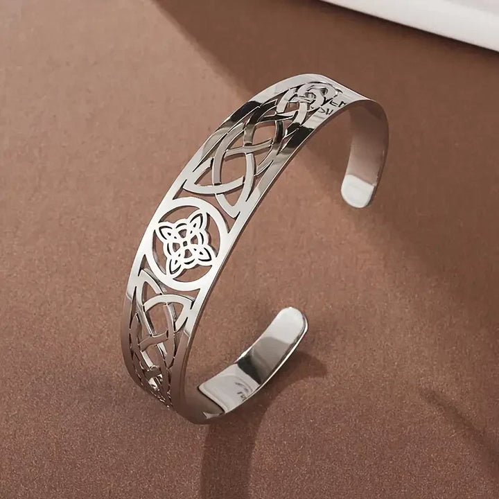 Elegant hult armbånd i sølv med raffineret finish