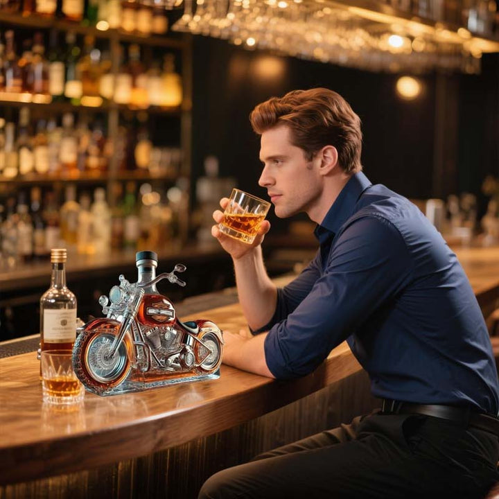 Whiskykaraffel formet som en Harley-motorcykel til hjemmebaren