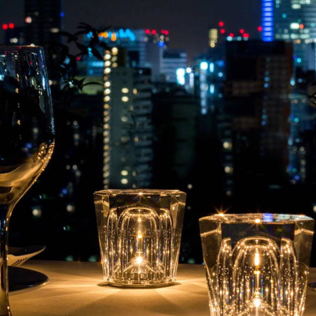 VÉLORIA bordlampe i krystal | Diamantformet design og 360° lysspil | Trådløs og USB-opladelig | Op til 12 timers lystid