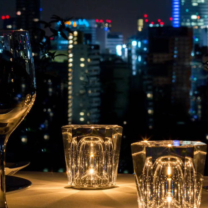 VÉLORIA bordlampe i krystal | Diamantformet design og 360° lysspil | Trådløs og USB-opladelig | Op til 12 timers lystid