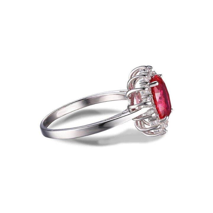 Elegant ring i hvidguld med rubinhalo
