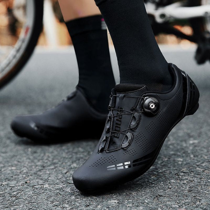 https://cdn.shopify.com/s/files/1/0575/0731/5784/files/komfortable-cykelsko-med-skridsikker-sal-og-justerbar-pasform-designet-til-optimal-cykelkomfort-og-s-2.jpg?v=1748698608