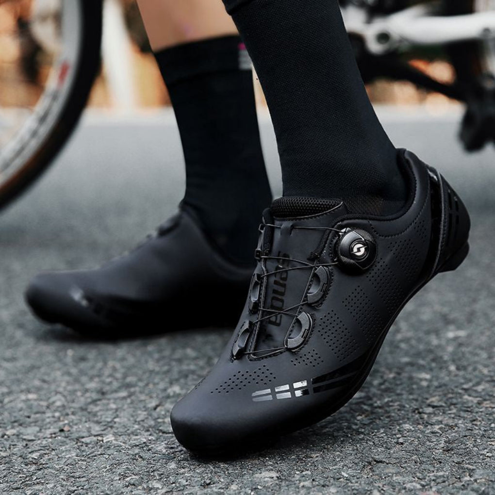 https://cdn.shopify.com/s/files/1/0575/0731/5784/files/komfortable-cykelsko-med-skridsikker-sal-og-justerbar-pasform-designet-til-optimal-cykelkomfort-og-s-2.jpg?v=1748698608