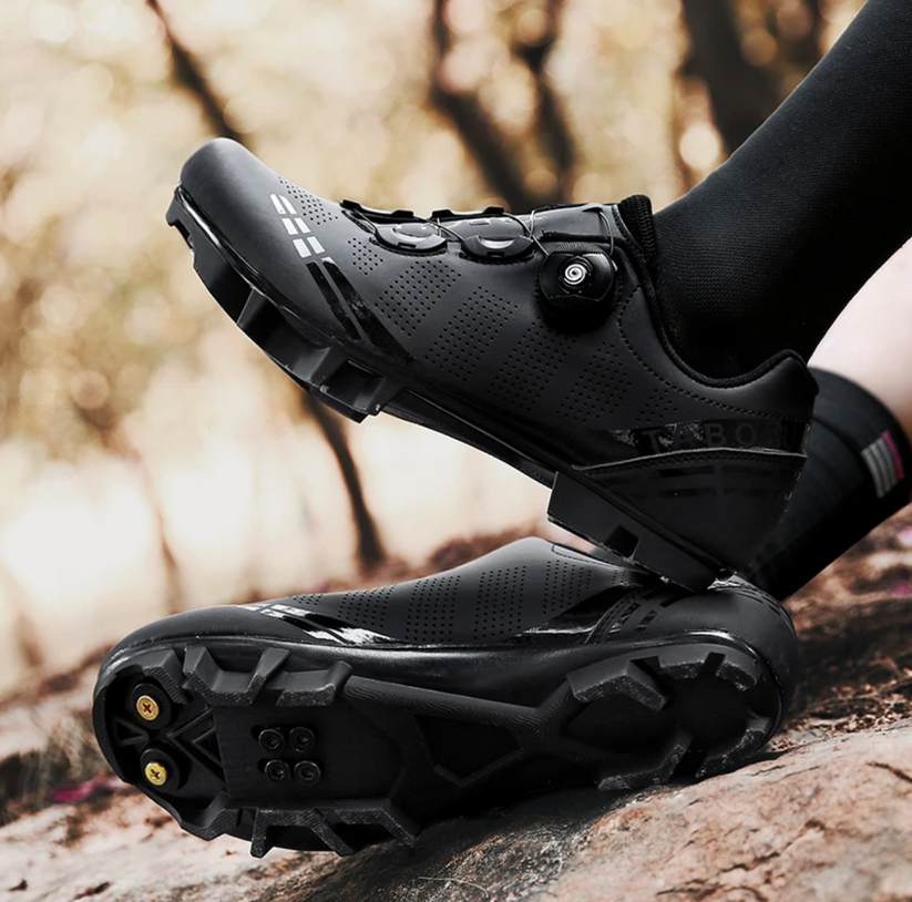 https://cdn.shopify.com/s/files/1/0575/0731/5784/files/komfortable-cykelsko-med-skridsikker-sal-og-justerbar-pasform-designet-til-optimal-cykelkomfort-og-s-3.png?v=1748698611