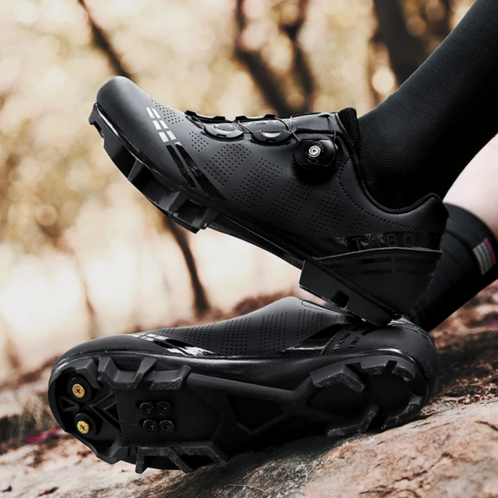 https://cdn.shopify.com/s/files/1/0575/0731/5784/files/komfortable-cykelsko-med-skridsikker-sal-og-justerbar-pasform-designet-til-optimal-cykelkomfort-og-s-3.png?v=1748698611