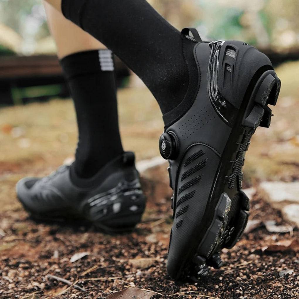 https://cdn.shopify.com/s/files/1/0575/0731/5784/files/komfortable-cykelsko-med-skridsikker-sal-og-justerbar-pasform-designet-til-optimal-cykelkomfort-og-s-4.jpg?v=1748698613