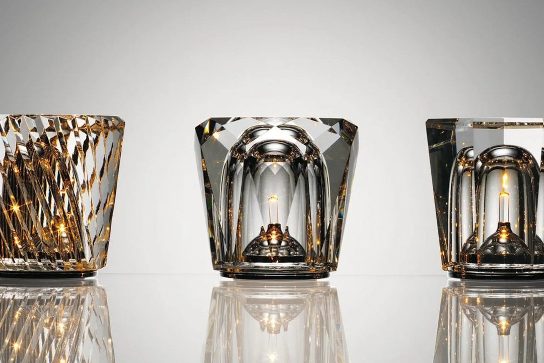 VÉLORIA bordlampe i krystal | Diamantformet design og 360° lysspil | Trådløs og USB-opladelig | Op til 12 timers lystid