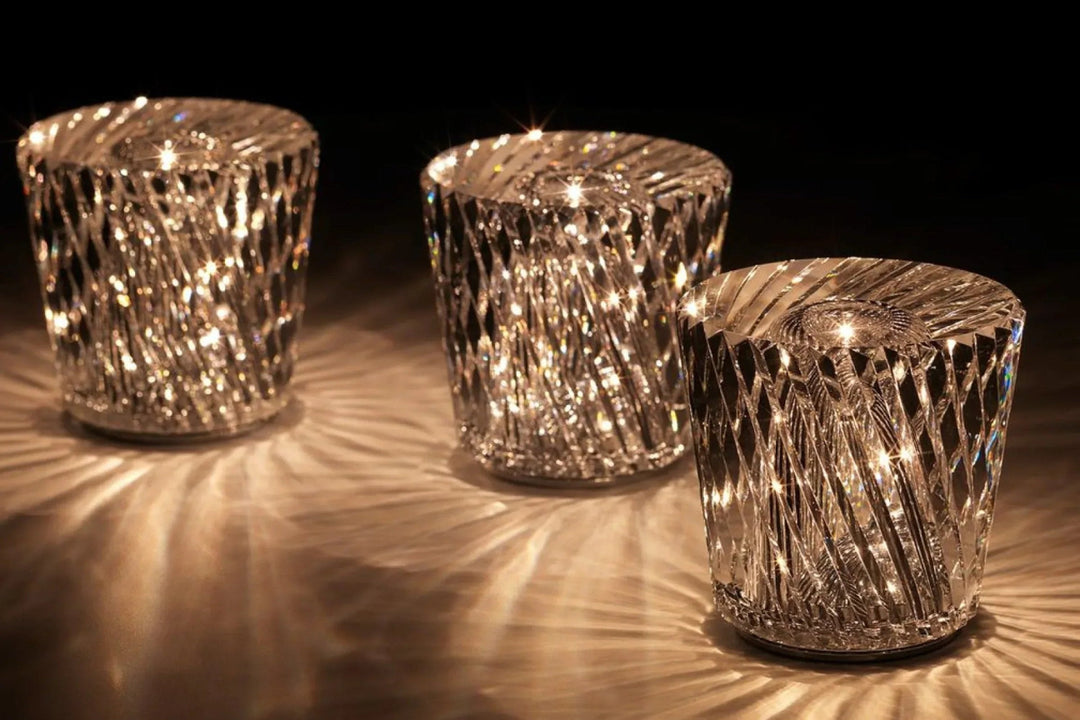 VÉLORIA bordlampe i krystal | Diamantformet design og 360° lysspil | Trådløs og USB-opladelig | Op til 12 timers lystid