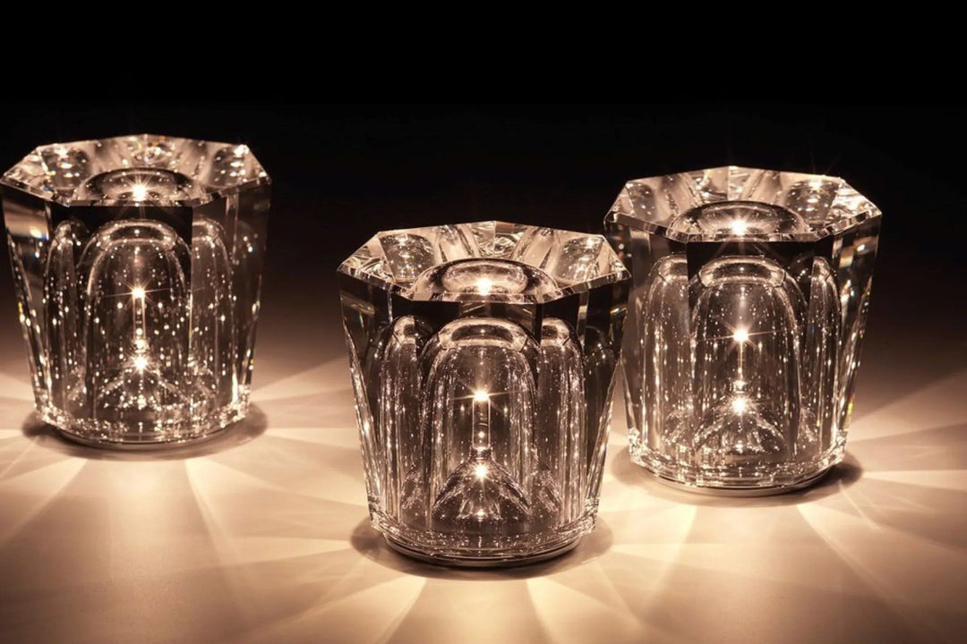 VÉLORIA bordlampe i krystal | Diamantformet design og 360° lysspil | Trådløs og USB-opladelig | Op til 12 timers lystid