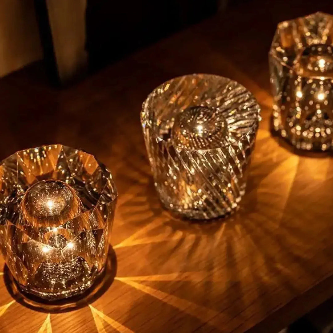 VÉLORIA bordlampe i krystal | Diamantformet design og 360° lysspil | Trådløs og USB-opladelig | Op til 12 timers lystid