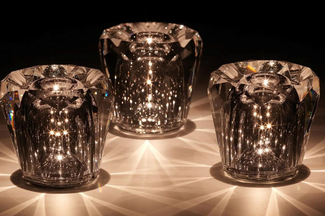 VÉLORIA bordlampe i krystal | Diamantformet design og 360° lysspil | Trådløs og USB-opladelig | Op til 12 timers lystid