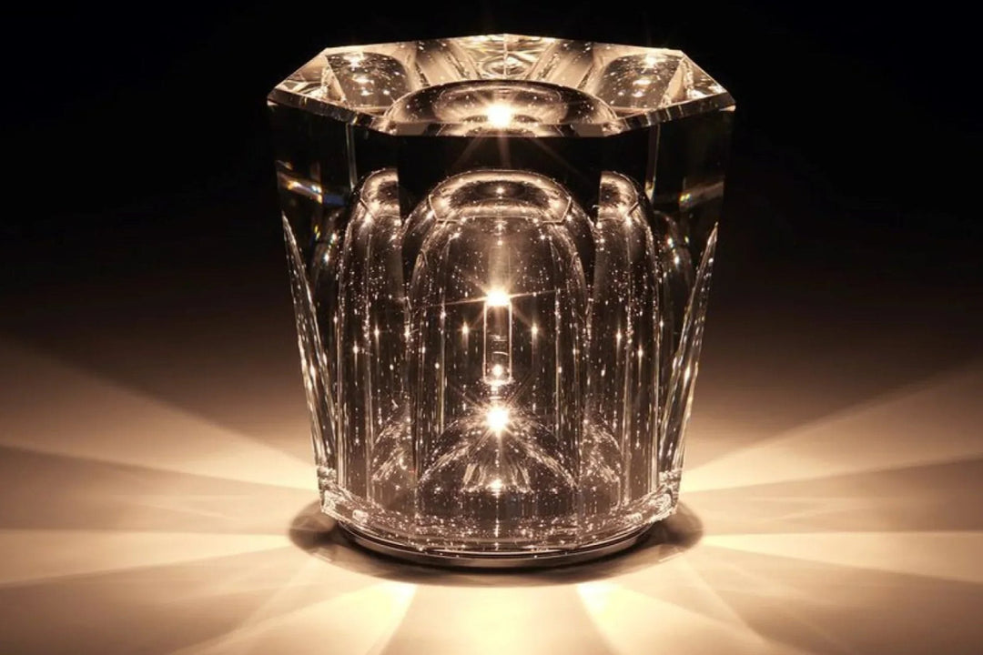 VÉLORIA bordlampe i krystal | Diamantformet design og 360° lysspil | Trådløs og USB-opladelig | Op til 12 timers lystid