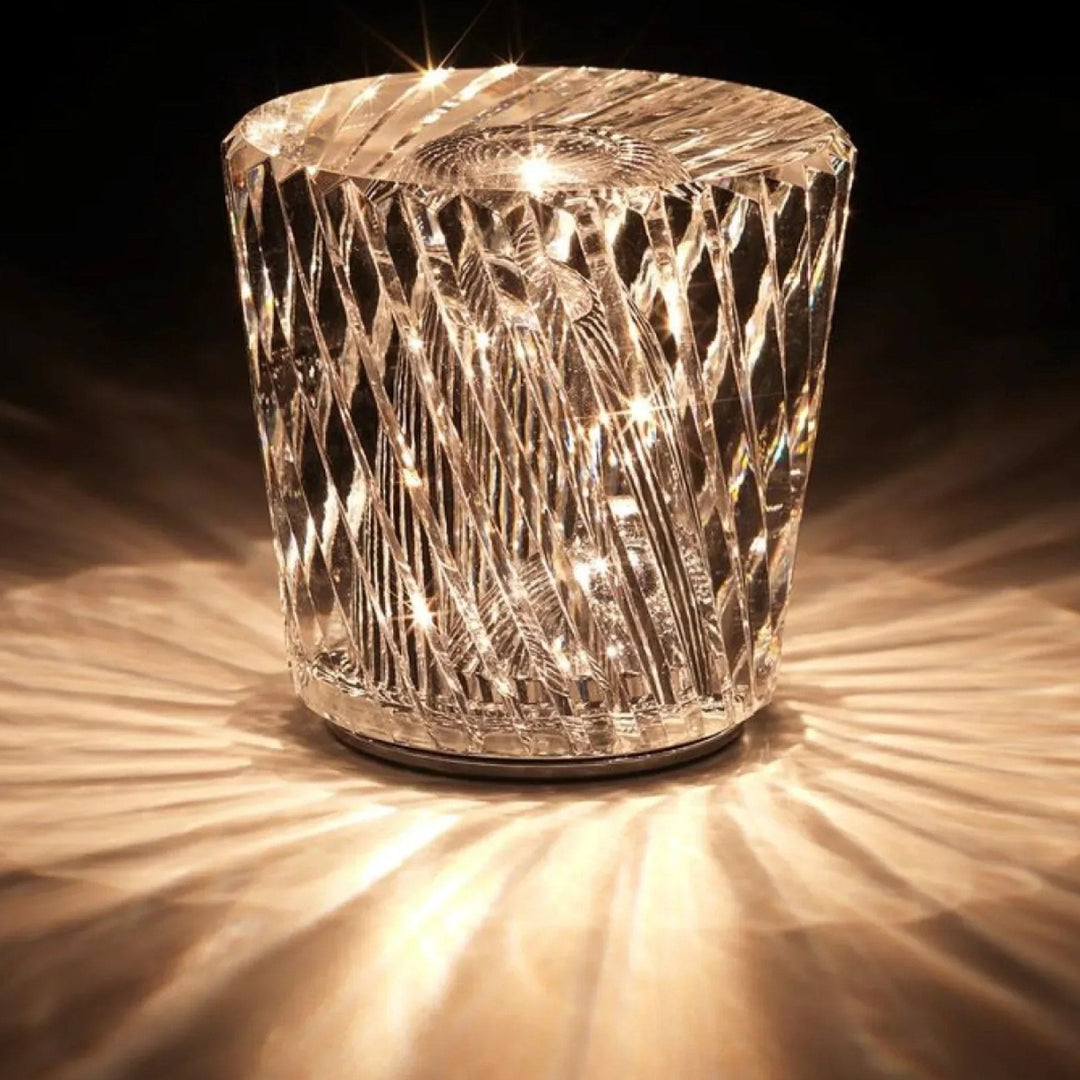 VÉLORIA bordlampe i krystal | Diamantformet design og 360° lysspil | Trådløs og USB-opladelig | Op til 12 timers lystid