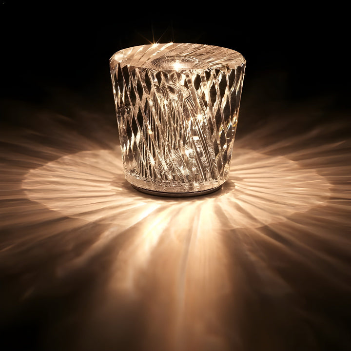 VÉLORIA bordlampe i krystal | Diamantformet design og 360° lysspil | Trådløs og USB-opladelig | Op til 12 timers lystid