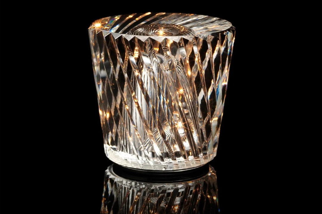 VÉLORIA bordlampe i krystal | Diamantformet design og 360° lysspil | Trådløs og USB-opladelig | Op til 12 timers lystid