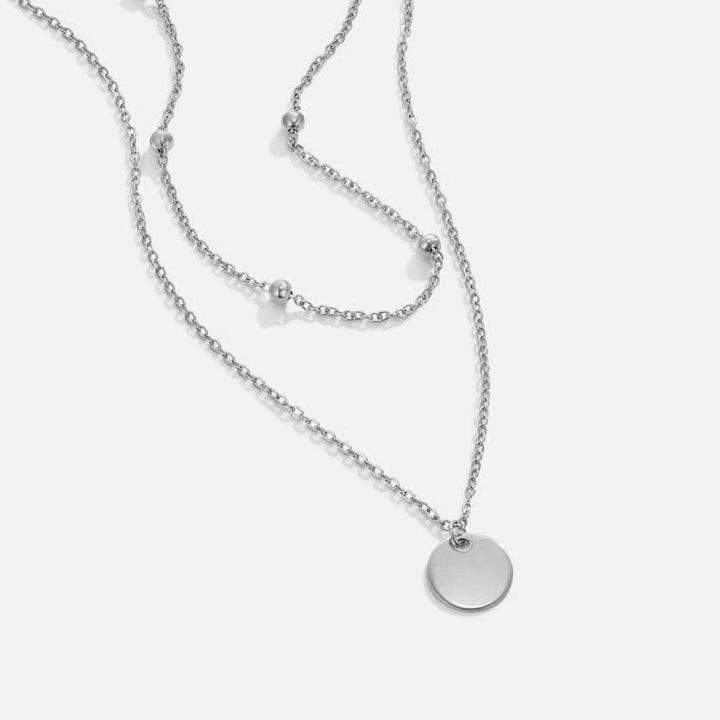 Elegant sølvhalskæde med lav hals og raffinerede led