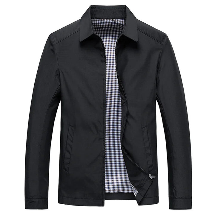 https://cdn.shopify.com/s/files/1/0575/0731/5784/files/liam-moderne-letvaegtsjakke-med-opretstaende-krave-minimalistisk-design-herrejakke-stilfuld-og-komfor-2.webp?v=1748698691