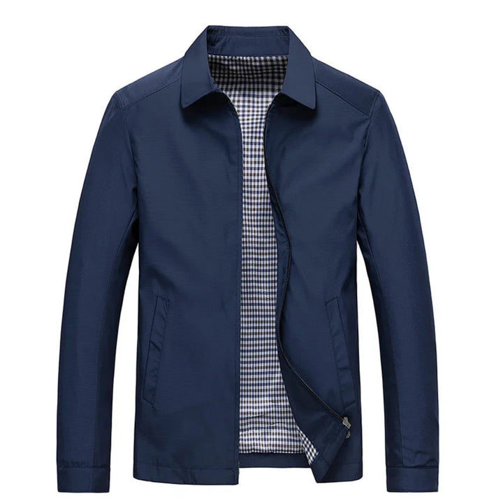 https://cdn.shopify.com/s/files/1/0575/0731/5784/files/liam-moderne-letvaegtsjakke-med-opretstaende-krave-minimalistisk-design-herrejakke-stilfuld-og-komfor-4.webp?v=1748698695