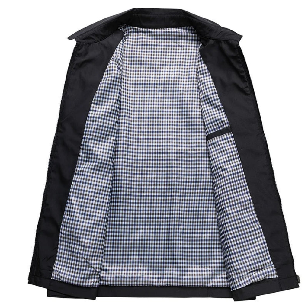 https://cdn.shopify.com/s/files/1/0575/0731/5784/files/liam-moderne-letvaegtsjakke-med-opretstaende-krave-minimalistisk-design-herrejakke-stilfuld-og-komfor-5.webp?v=1748698697