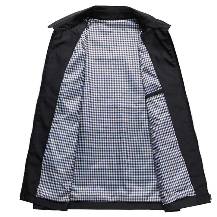 https://cdn.shopify.com/s/files/1/0575/0731/5784/files/liam-moderne-letvaegtsjakke-med-opretstaende-krave-minimalistisk-design-herrejakke-stilfuld-og-komfor-5.webp?v=1748698697