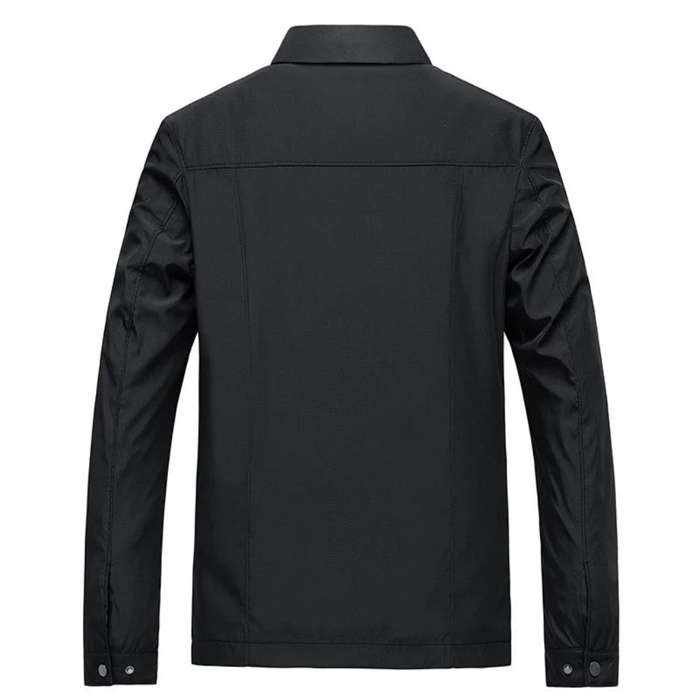 https://cdn.shopify.com/s/files/1/0575/0731/5784/files/liam-moderne-letvaegtsjakke-med-opretstaende-krave-minimalistisk-design-herrejakke-stilfuld-og-komfor-6.webp?v=1748698699