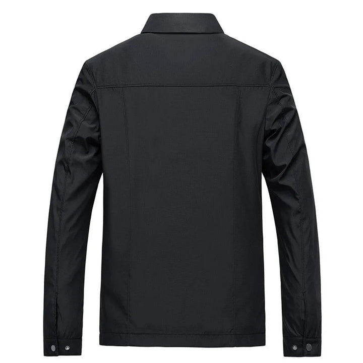 https://cdn.shopify.com/s/files/1/0575/0731/5784/files/liam-moderne-letvaegtsjakke-med-opretstaende-krave-minimalistisk-design-herrejakke-stilfuld-og-komfor-6.webp?v=1748698699