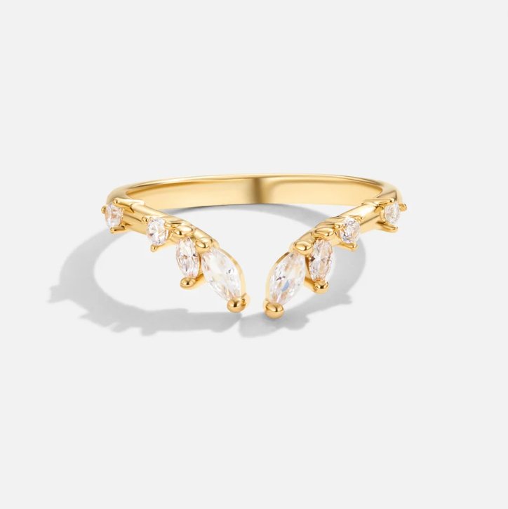 Raffineret guldring med krystalaccent