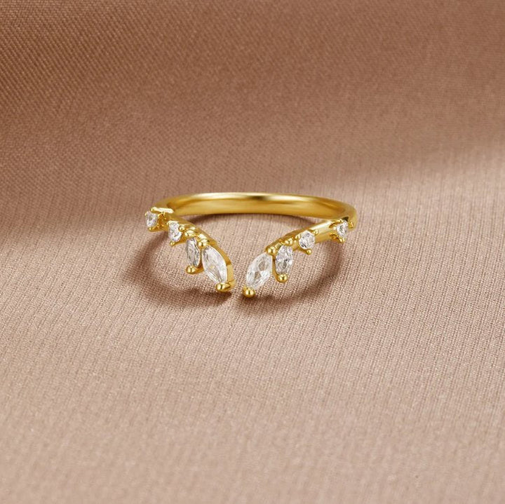 Raffineret guldring med krystalaccent
