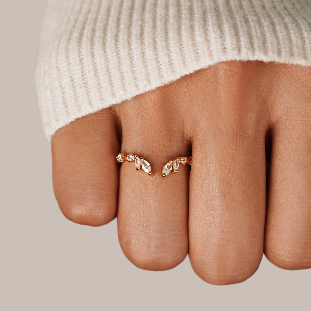 Raffineret guldring med krystalaccent