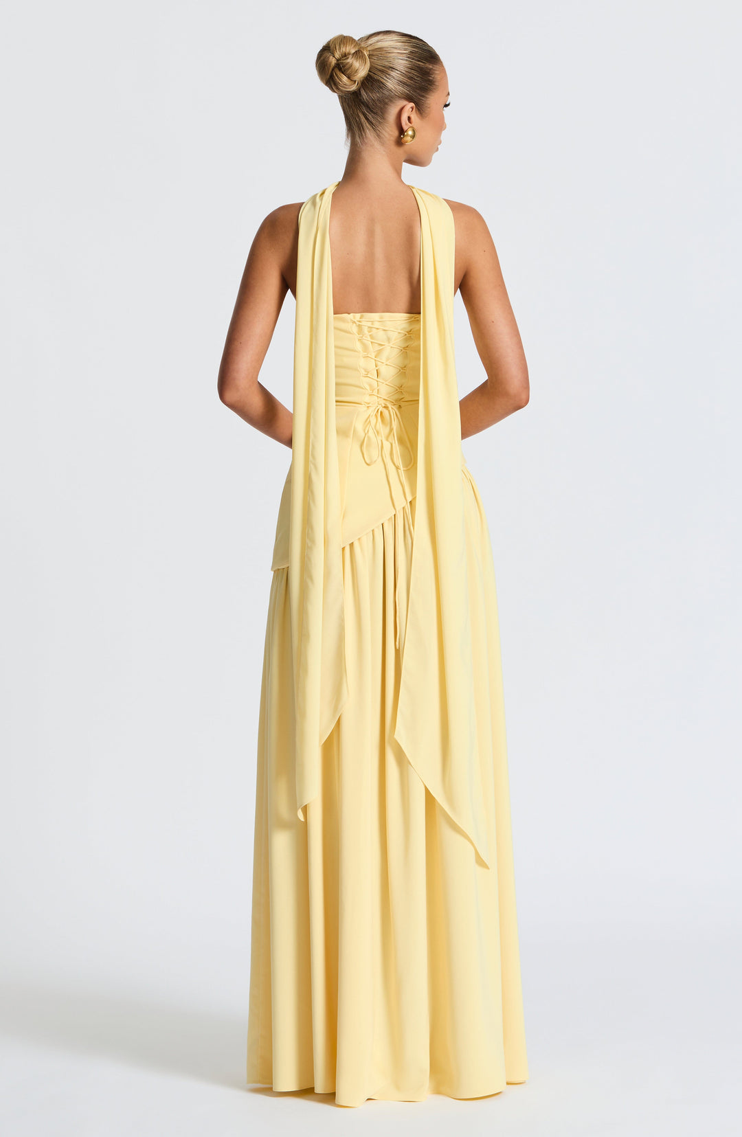 Skulderfri, elegant maxikjole med plisseret nederdel og lårslids