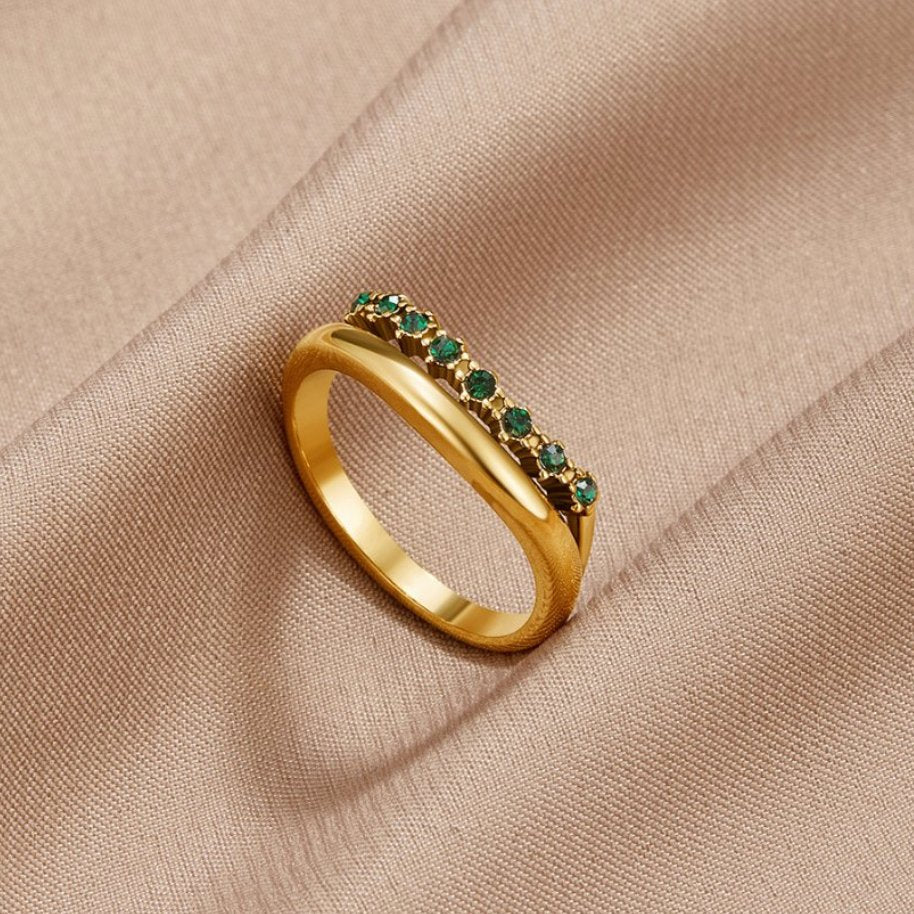 Lagdelt ring i smaragdgrøn med raffineret finish