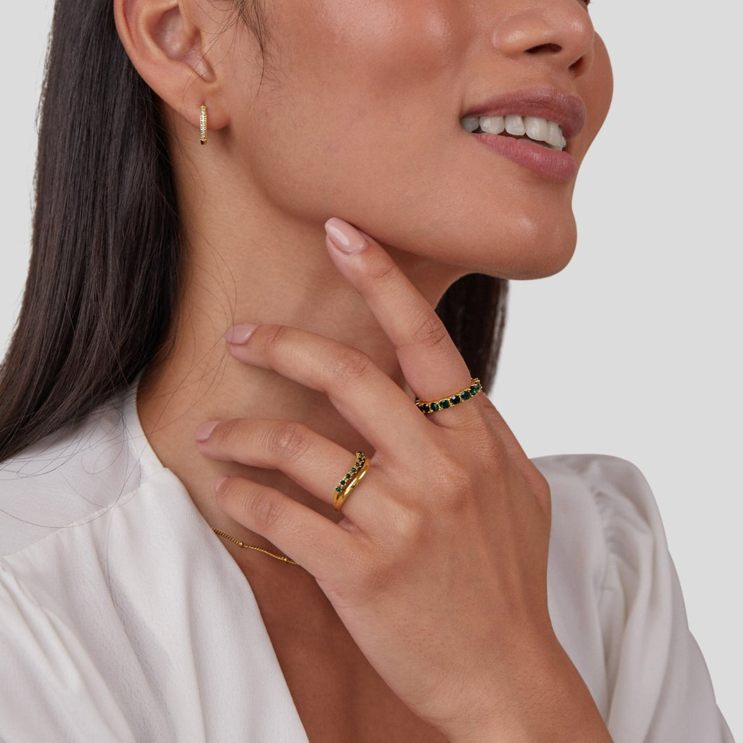 Lagdelt ring i smaragdgrøn med raffineret finish