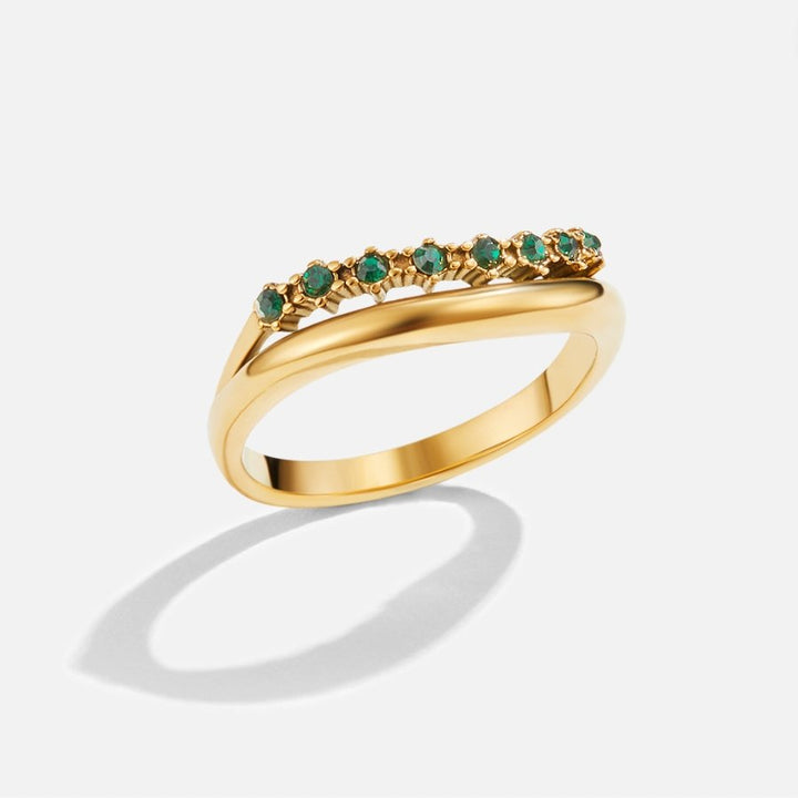 Lagdelt ring i smaragdgrøn med raffineret finish